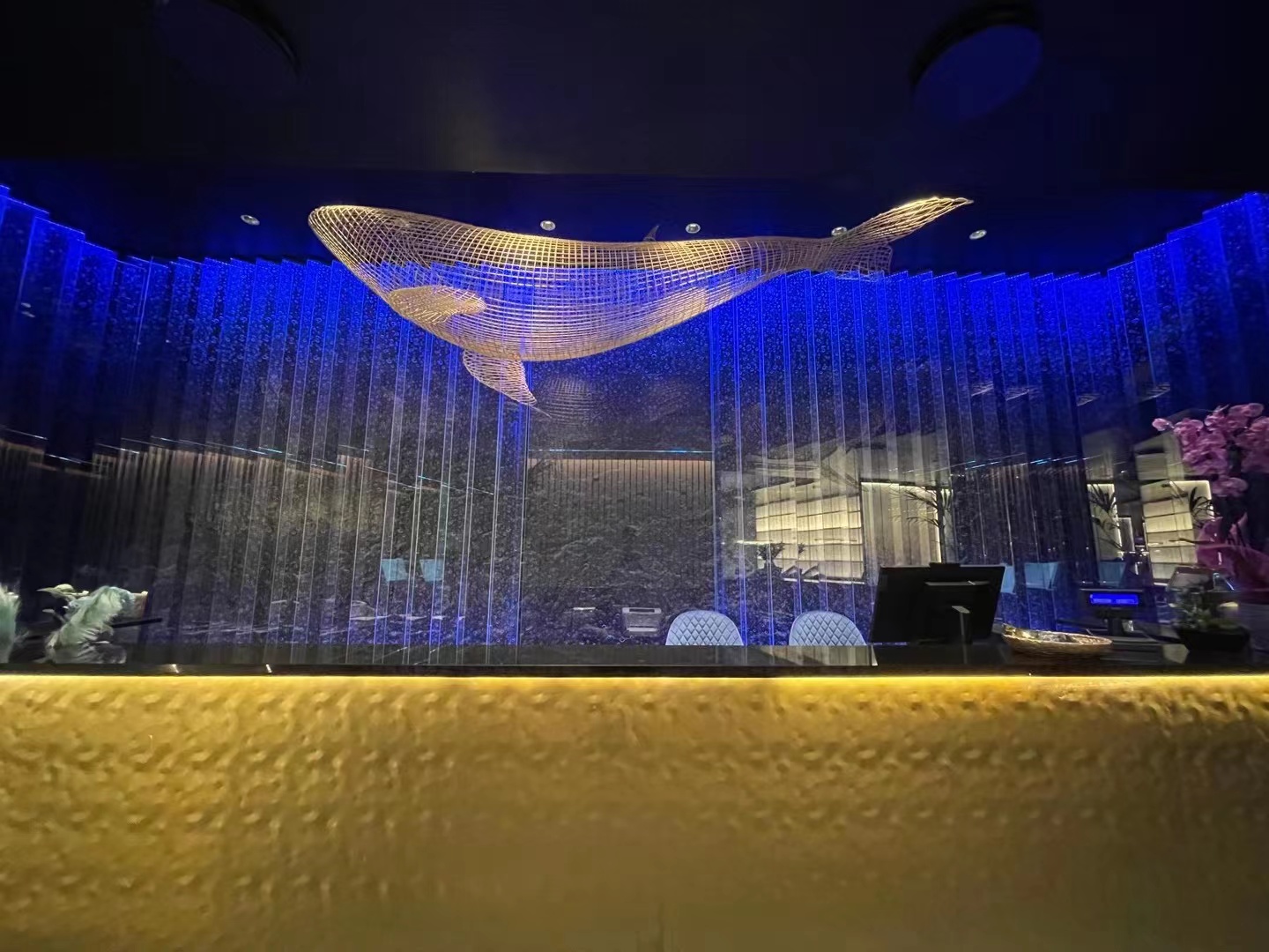 La balena scultorea sopra la reception Kujira