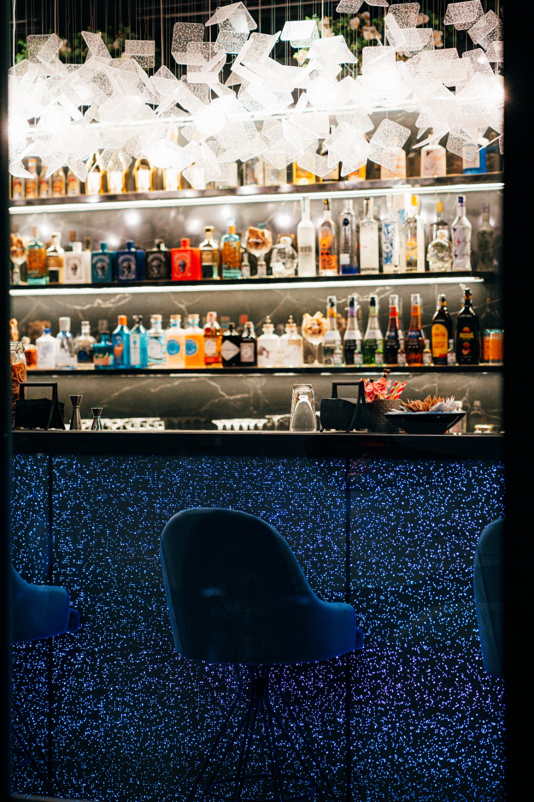 Il bancone bar di Kujira con lampadario di cristallo