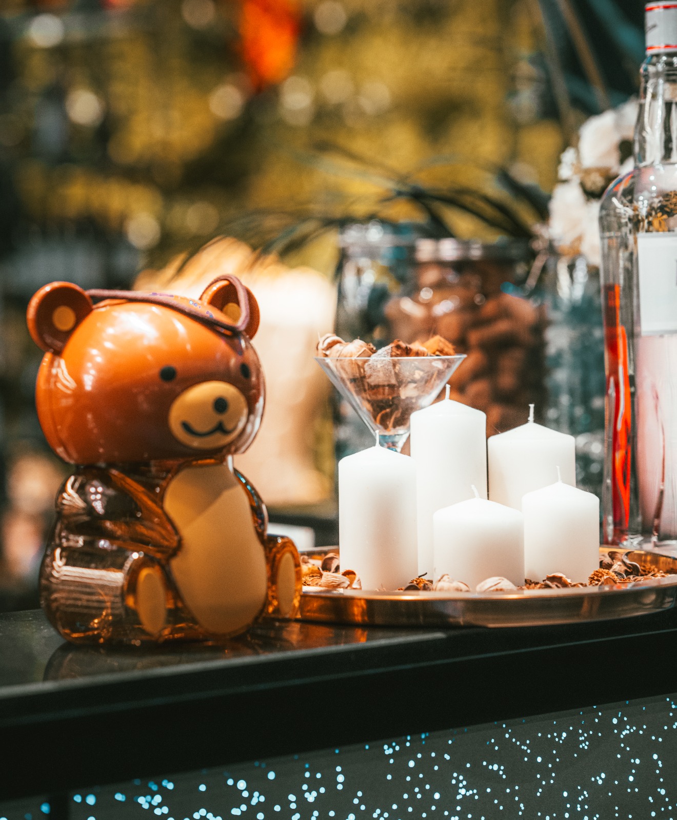 Dettaglio decorativo in vetro e candele al bar