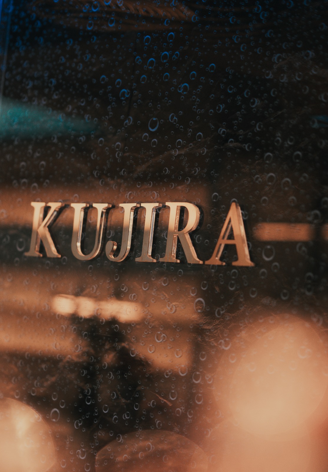 Dettaglio del logo Kujira con luci calde